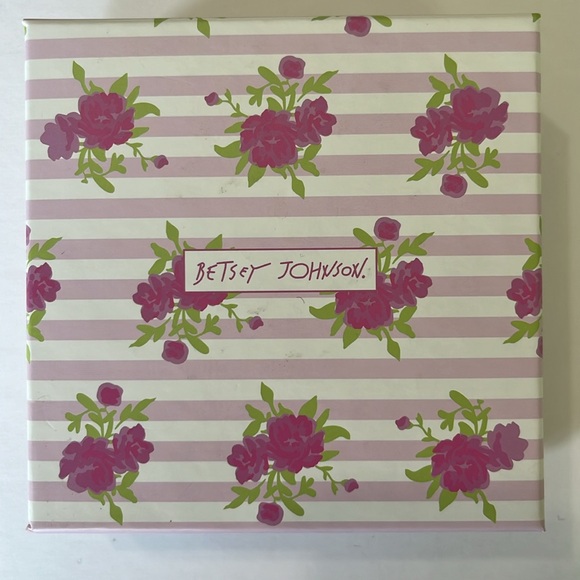 Betsey Johnson Daisy Shepard Hook Earrings Crystals Pink NWT - Picture 8 of 8